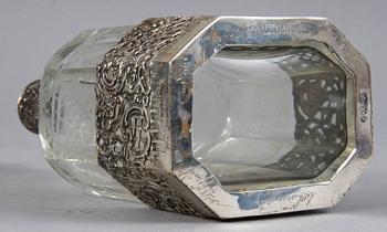 KARAFF, glas med silverfattning, importstämpel. 1900-talets första del.