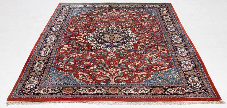 A Sarouk carpet, c. 330 x 215 cm.