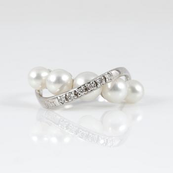 RING, Bliss, Italien, 18K vitguld med 5 pärlor och diamanter ca 0.06ct.