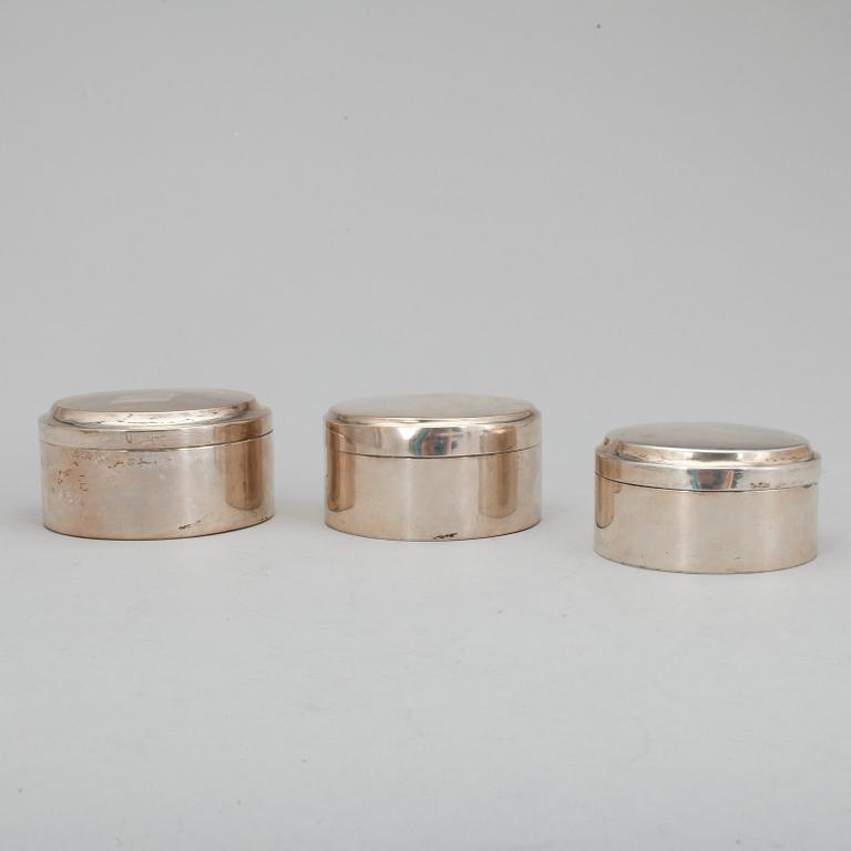 TOILETTEDOSOR, 3 st, silver, olika mästare, bla Petter Adolf Sjöberg, Stockholm. Sverige 1818-41. Tot ca 256 gram.