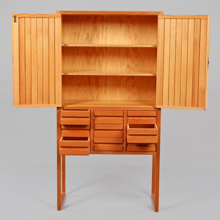 SKÅP, tillverkat av Ingvar Johansson, Stenebyskolan, Trollhättan, 1972.