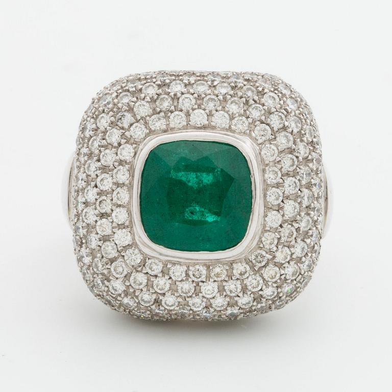 SMARAGDRING, 18K vitguld 1 smaragd ca 10 x 10 mm samt briljanter ca 3,5 ct.