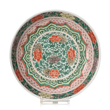 1040. A famille verte dish, Qing dynasty, Kangxi (1662-1722).