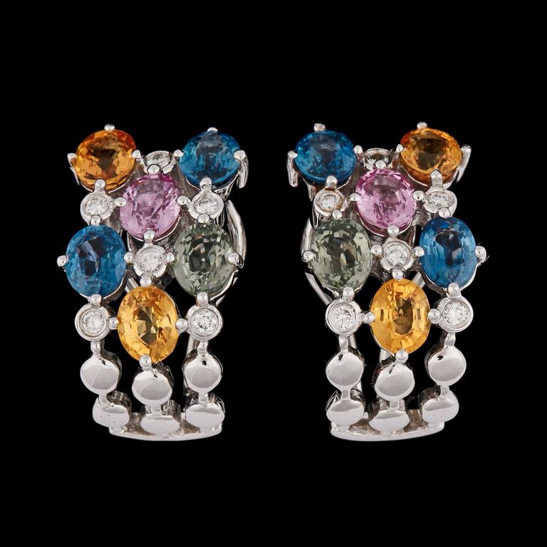 A pair of multi coloured sapphire, tot. 5.38 cts, and brilliant cut diamond earrings, tot. 0.20 ct.