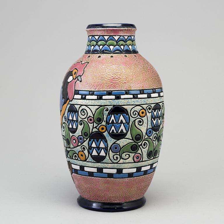 A creamware vase from Amphora, Czechoslovakia, 1920-tal.