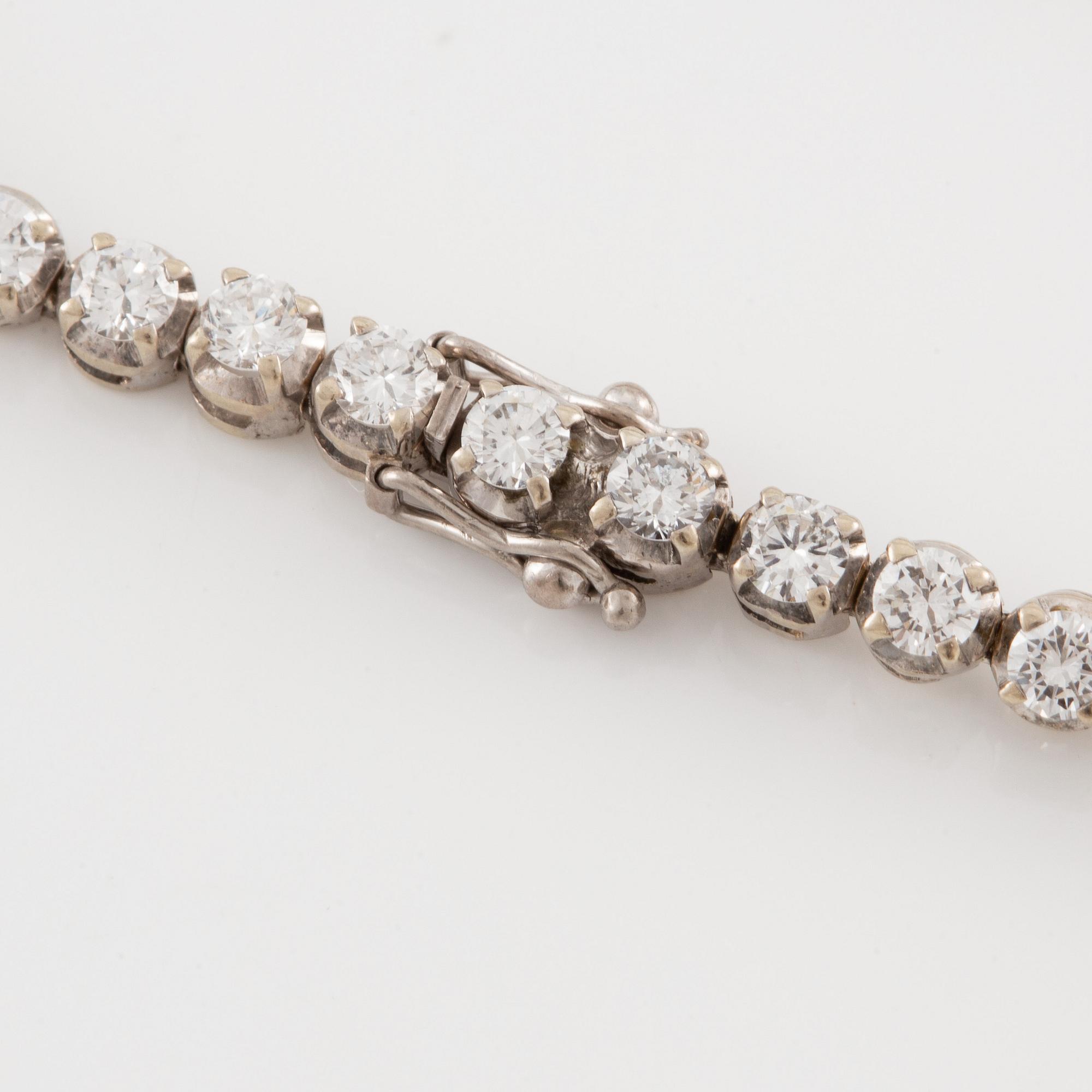 Tennis bracelet, 18K white gold with round brilliant-cut diamonds.