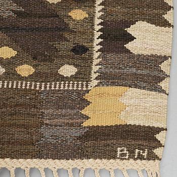 Barbro Nilsson, Matta, "Nejlikan gråsvart", gobelängteknik, ca 273,5 x 213,5-219,5 cm, signerad AB MMF BN.