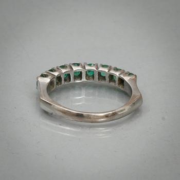 RING, 18k vitguld med 8 små smaragder. Vikt 3,4 g.