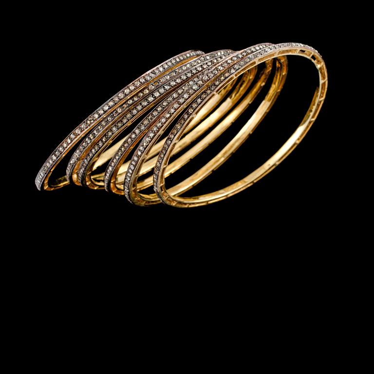 ARMRINGAR, 6 st, guld på silver samt fasettslipade bruna diamanter, 11.90 ct. Vikt 63 g.