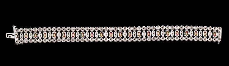 ARMBAND, sterlingsilver, vita och färgade topaser tot ca 17.00 ct.