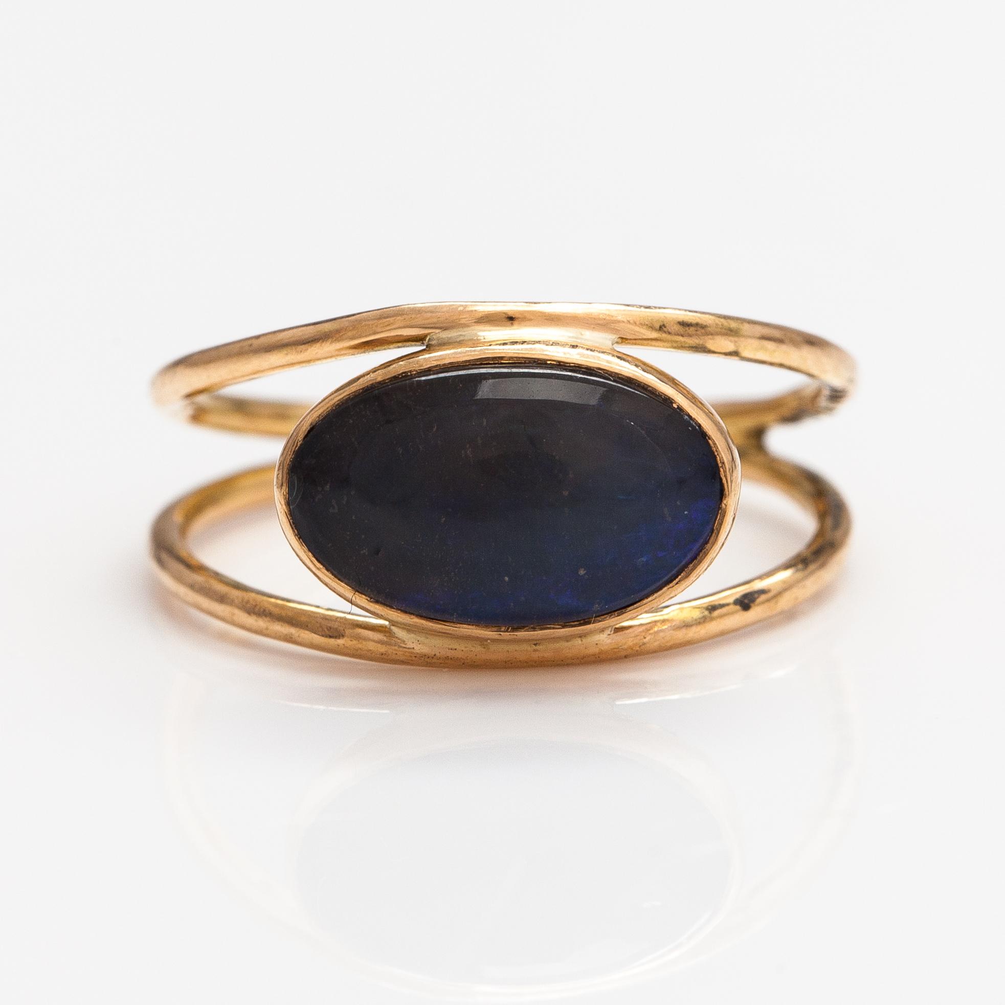 An 18K gold ring with an opal. Lagercrantz Jewellery, Tammisaari 2019.