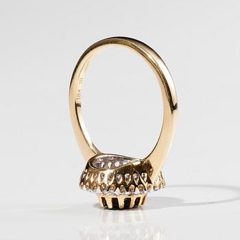 RING, 18K guld, safir, 14 briljantslipade diamanter ca 0,50 ct. Vikt 5,7 g.