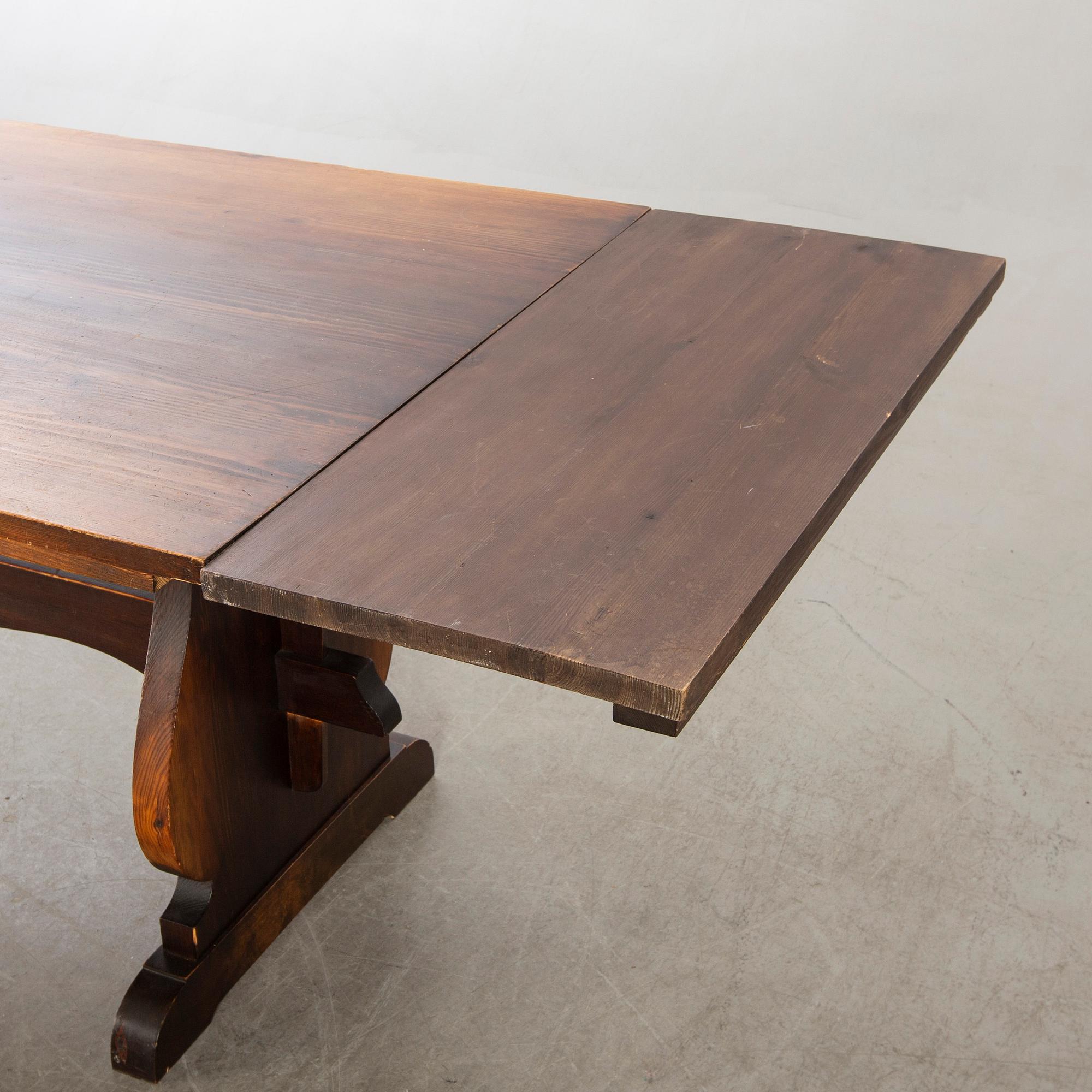 A 1940's 11 pcs dining table and chairs.