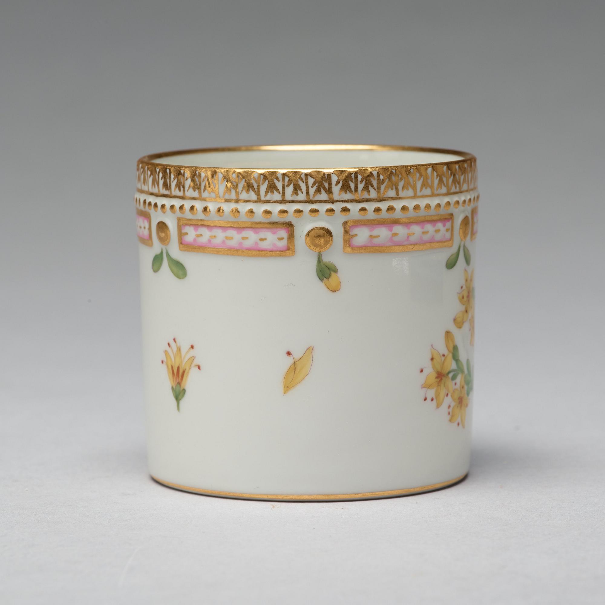 KAFFEKOPPAR med FAT, åtta stycken, porslin. "Flora Danica", Royal Copenhagen, Danmark.