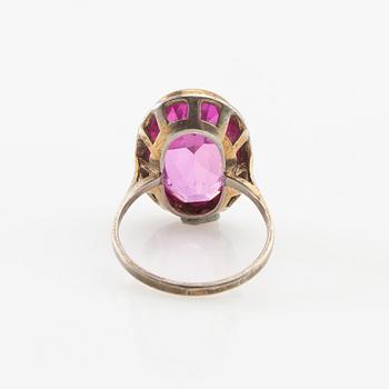 Tiara av silver med odlade pärlor och rosa fasetterat glas, ring av silver med syntetisk rosa safir, Hässleholm 1964.