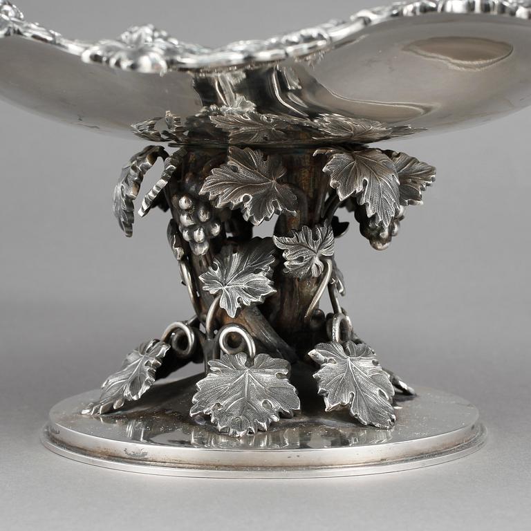 SKÅL PÅ FOT, silver, Christian Hammer, Stockholm 1864. Vikt 826 gram.