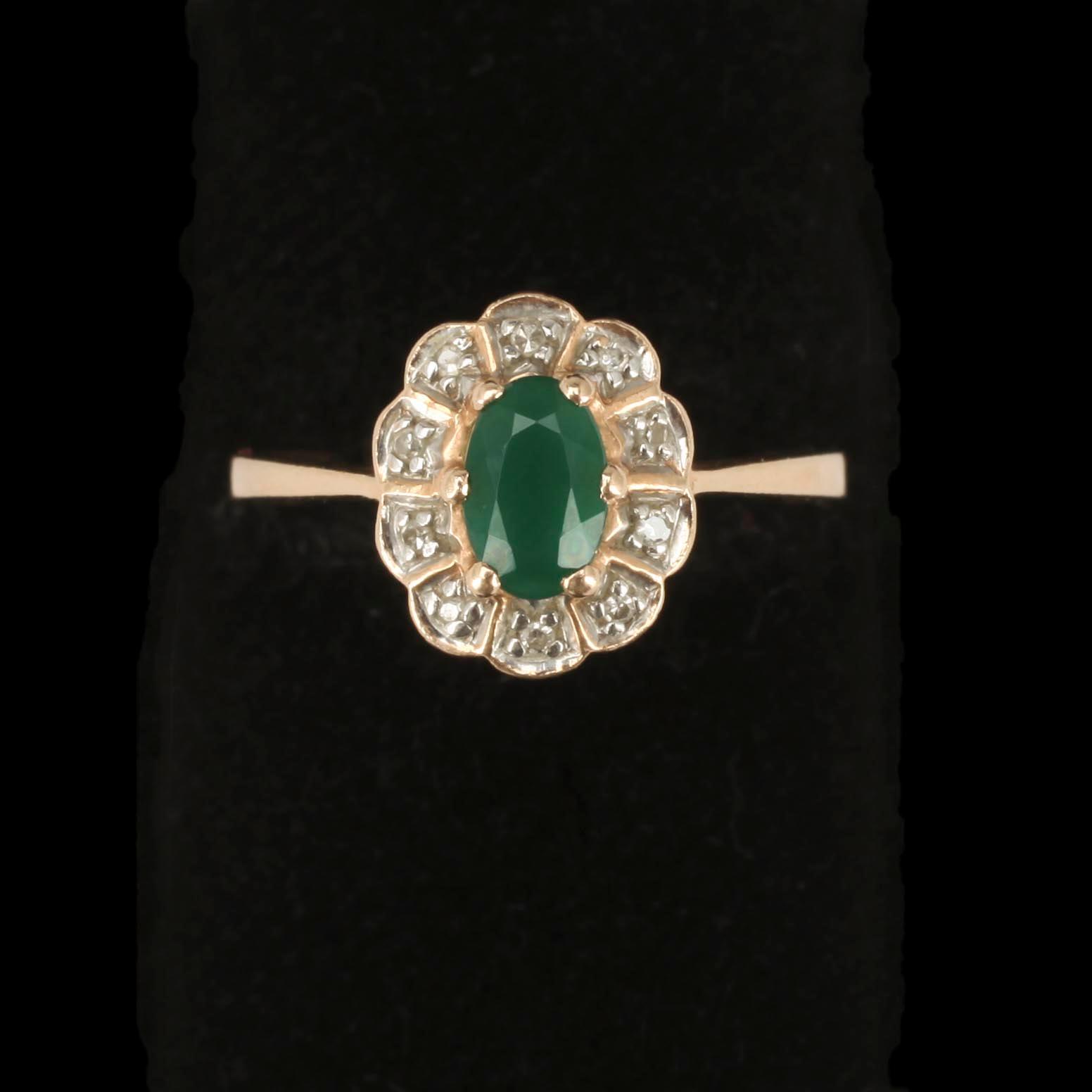 RING, guld 14K, smaragd med små diamanter. 1995. Vikt 2 g.