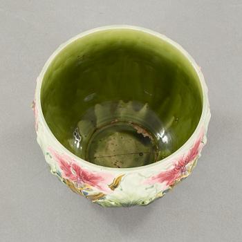 A majolica flower pot, around the year 1900.