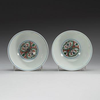 A pair of wucai bowls, Republic (1912-49) with Yongzhengs six character mark.