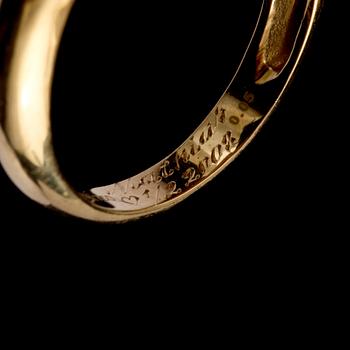 RING, 18k guld med fasettslipad blå safir och åttkantslipade diamanter, totalt 0.05 ct. Vikt 4 g.