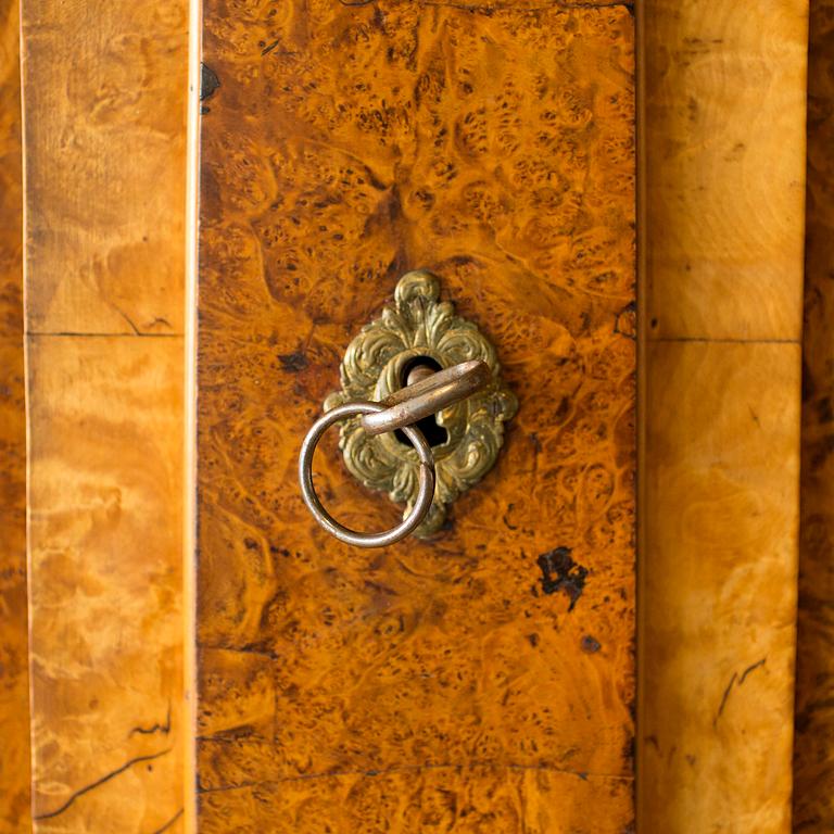 SKÅP, delvis barock, 1700-talets första hälft/1800-tal.