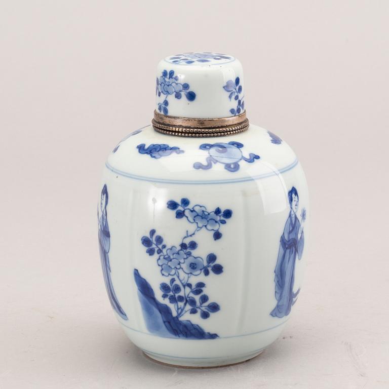 Tedosa med lock, porslin. Qingdynastin, Kangxi (1662-1722).