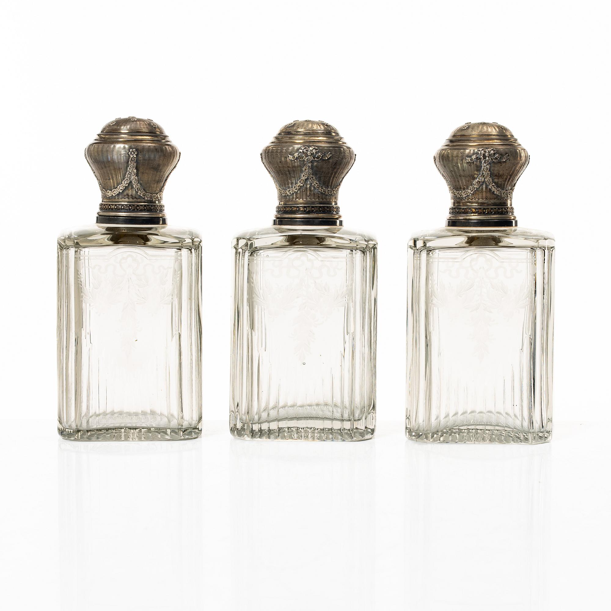 Flakonger, 3 st, silver och glas, Frankrike, sent 1800-tal.