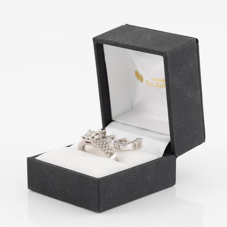Ring and a pair of earrings, 18K white gold with princess-cut and brilliant-cut diamonds.