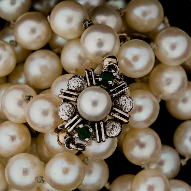 PÄRLCOLLIER, odlade saltvattenspärlor, lås i 18 k vitguld med smaragder.
