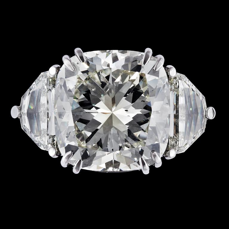 A rare cushion cut diamond ring, 17.62 cts, set with two half moon cut diamonds, tot. app. 2.50 cts.