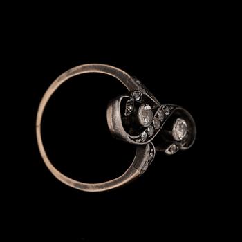 RING, 18k guld med antikslipade diamanter. Vikt ca 4,4 gram.