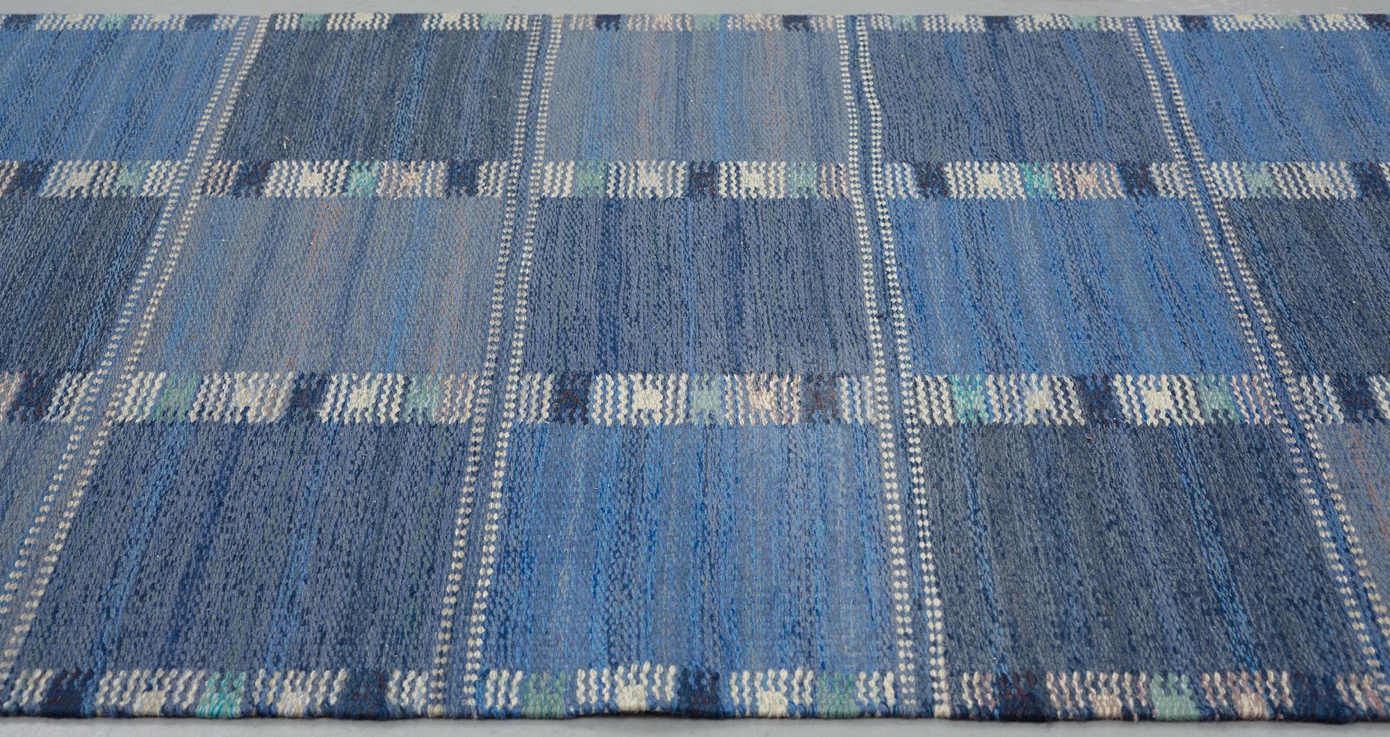 Barbro Nilsson, gallerimatta, Falurutan starkblå, rölakan, ca 532,5 x 81,5-83,5 cm, signerad AB MMF BN.