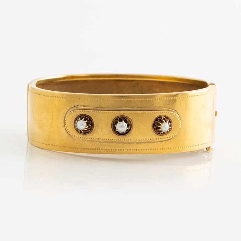 Bangle, 18K gold with pearls, 19th century.