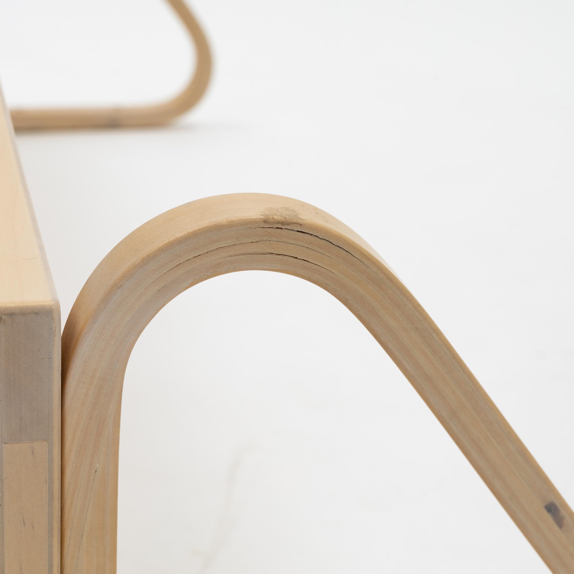 Alvar Aalto, a pair of model 112b shelves, Artek, end of the 20th century.