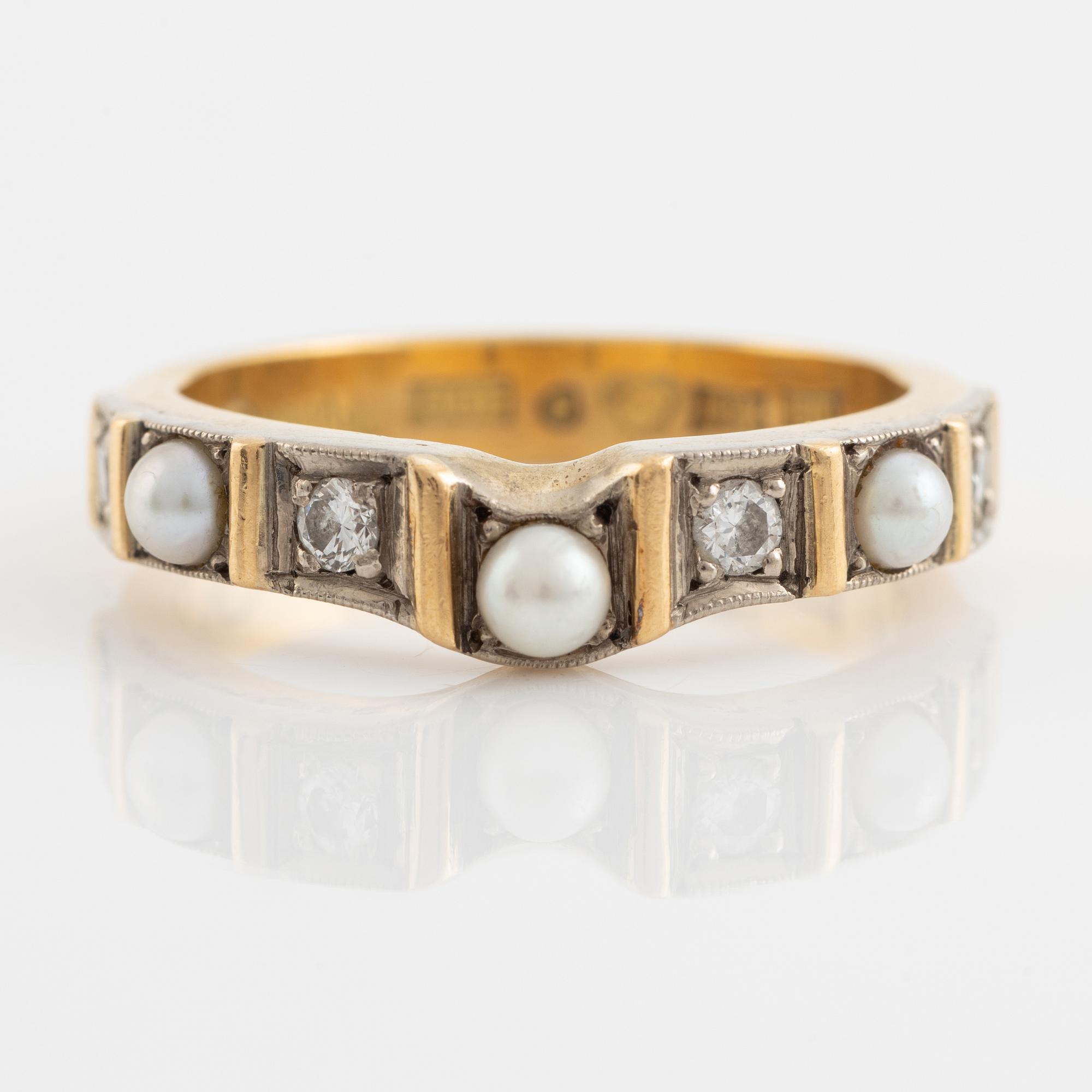 An 18K gold ring set with cultured pearls and round brilliant-cut diamonds.