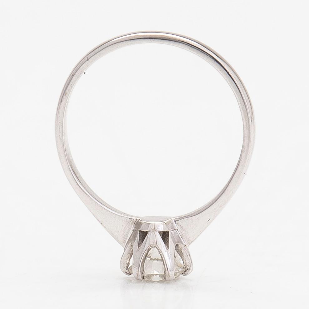 Ring, 14K vitguld, med en briljantslipad diamant ca 0.65 ct.