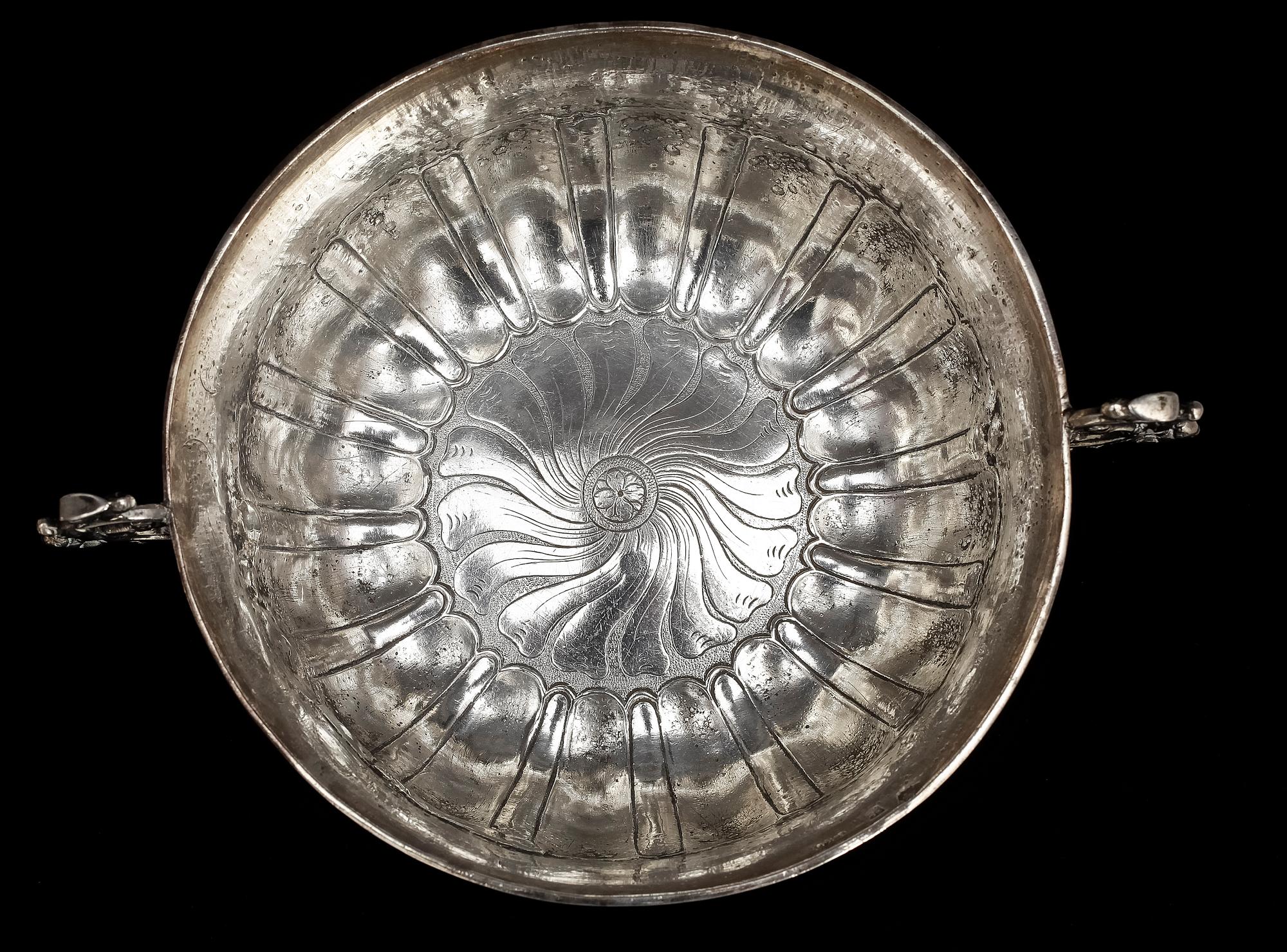 SKÅLAR, 2 st, silver, en med svenska konstrollstämplar, 1900-talets första hälft. Tot vikt ca cirka 658 gram.