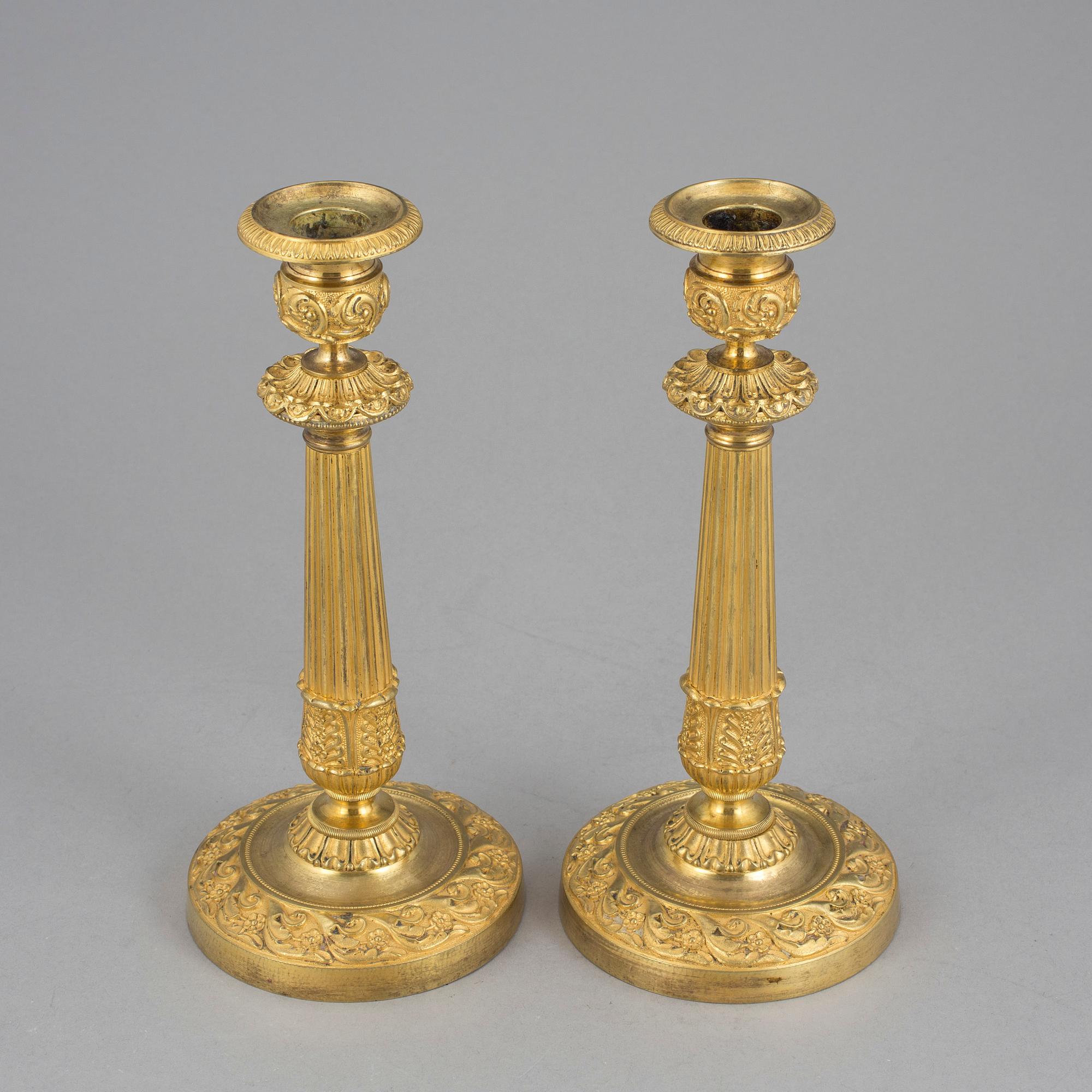 LJUSSTAKAR ett par, Senempire förgylld mässing. Frankrike, 1800-talets mitt.