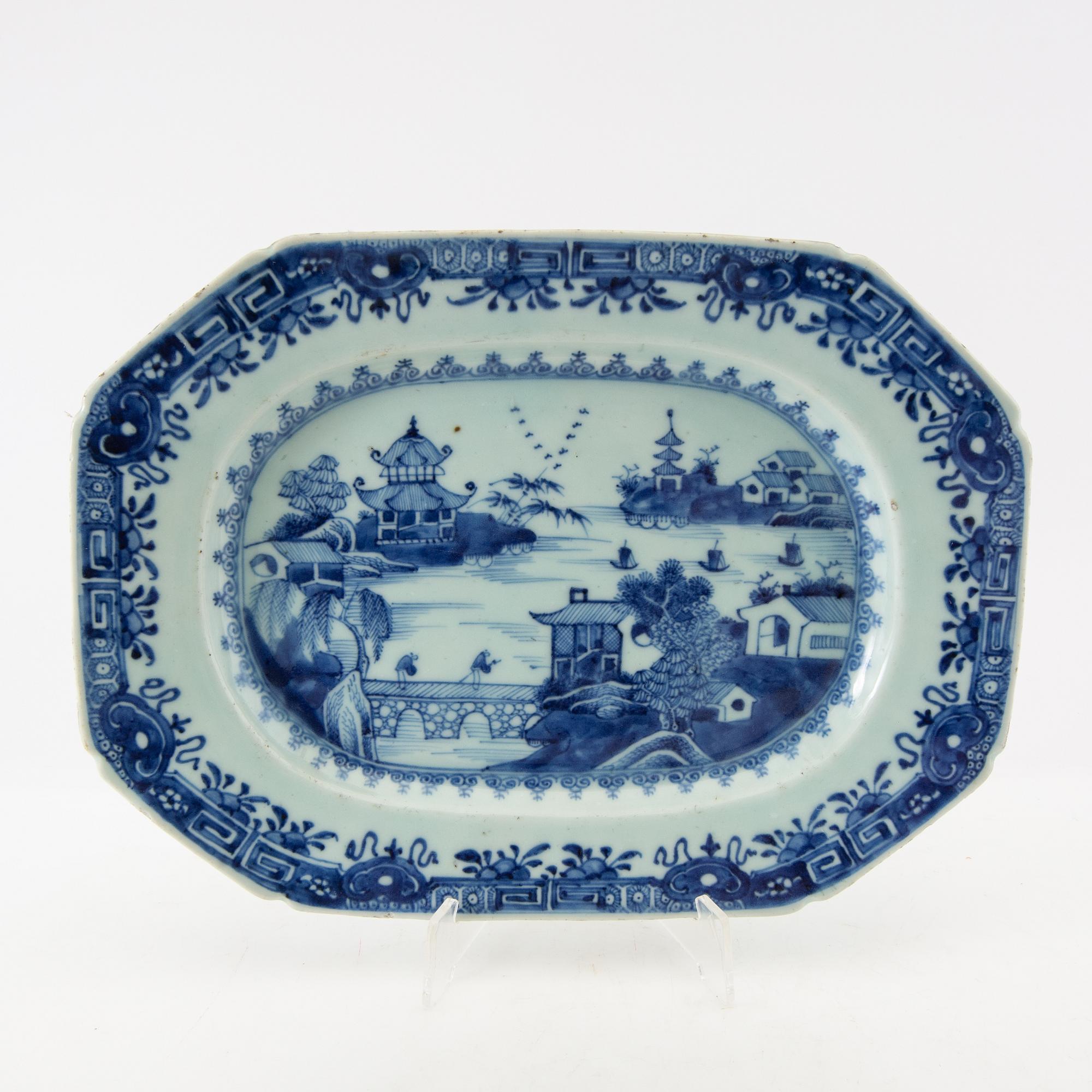 Serving dishes, 3 pcs, China Qianlong (1736-95), porcelain.