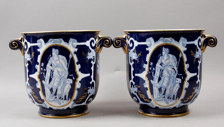 YTTERFODER, ett par, porslin. Meissenliknande märken, 1900-tal.
