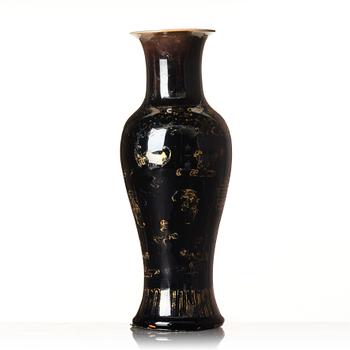 A mirror black glazed vase, Qing dynasty, 19th Century.