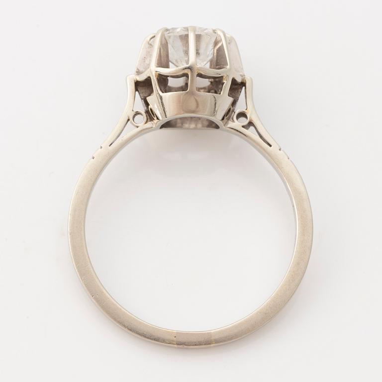 Ring med briljantslipad diamant.