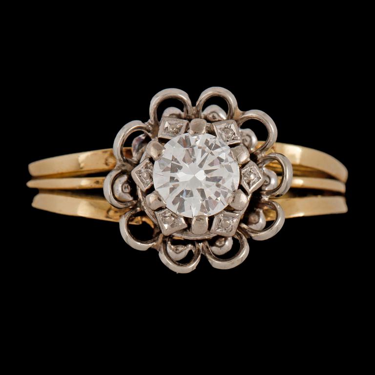 RING, 18k guld och vitguld med briljantslipad diamant ca 0.5 ct, 1900-talets andra hälft. Vikt 4 g.