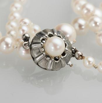 PÄRLCOLLIER, odlade pärlor med silverlås.