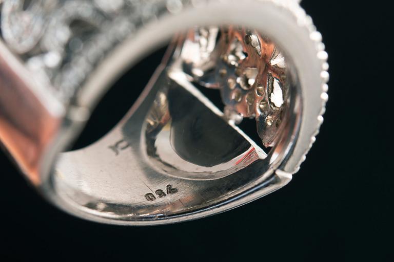 RING, droppslipad safir ca 3.80 ct briljantslipade diamanter ca 1.10 ct H/si. 18K vitguld. Vikt 24 g.