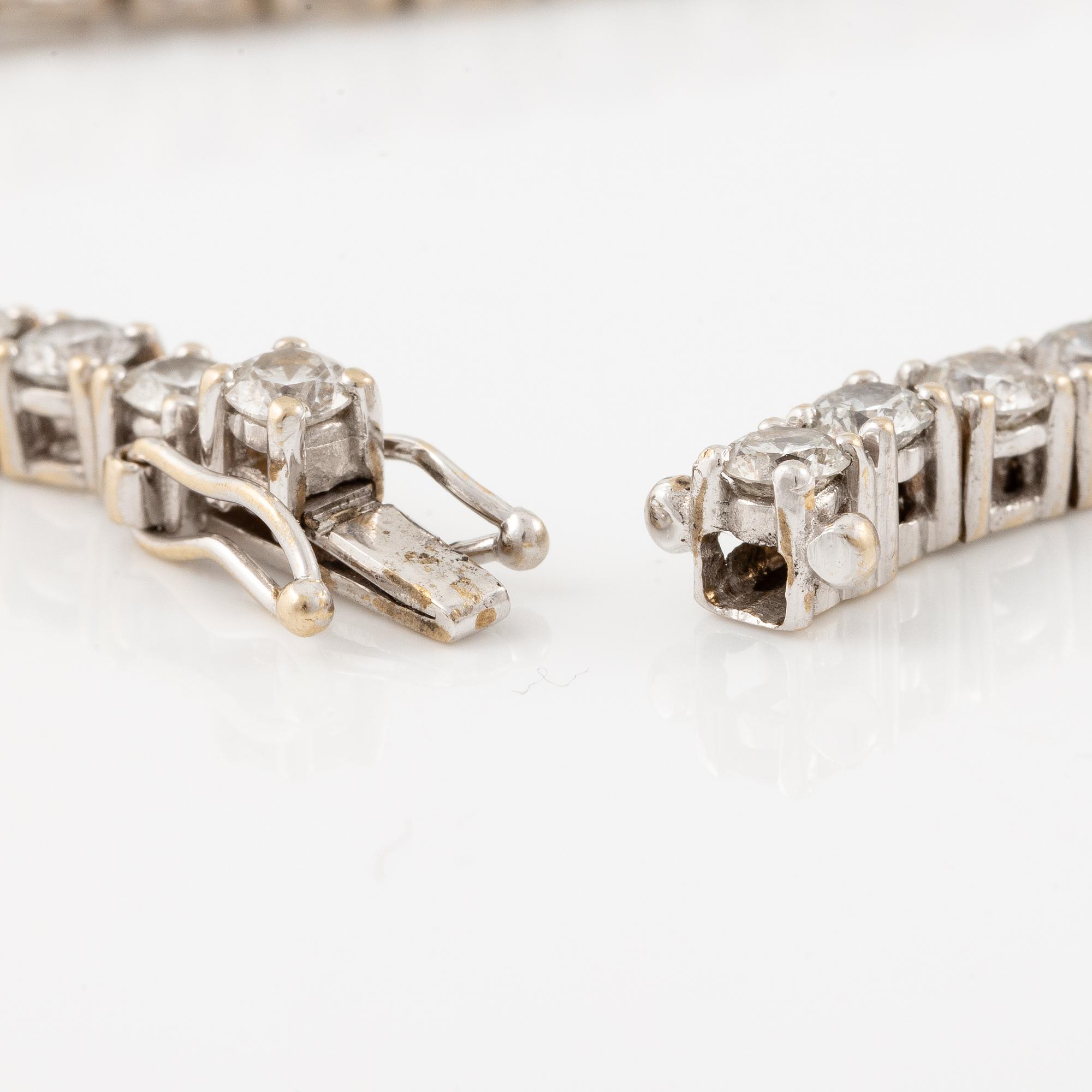 Tennis bracelet 18K white gold with round brilliant-cut diamonds.