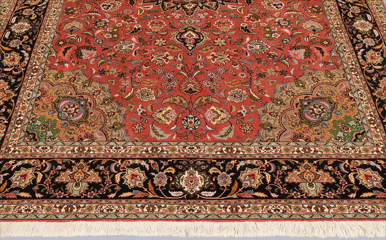 A part silk Tabriz carpet, approx. 50 Raj, 292 x 202 cm.