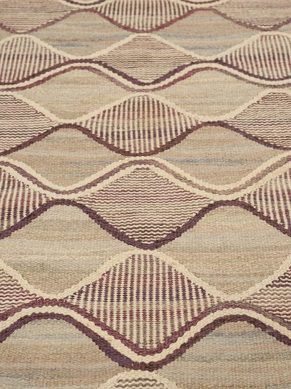 Barbro Nilsson, Matto, "Gråspättan", flat weave, ca 278-282,5 x 248-254 cm, signed AB MMF BN.