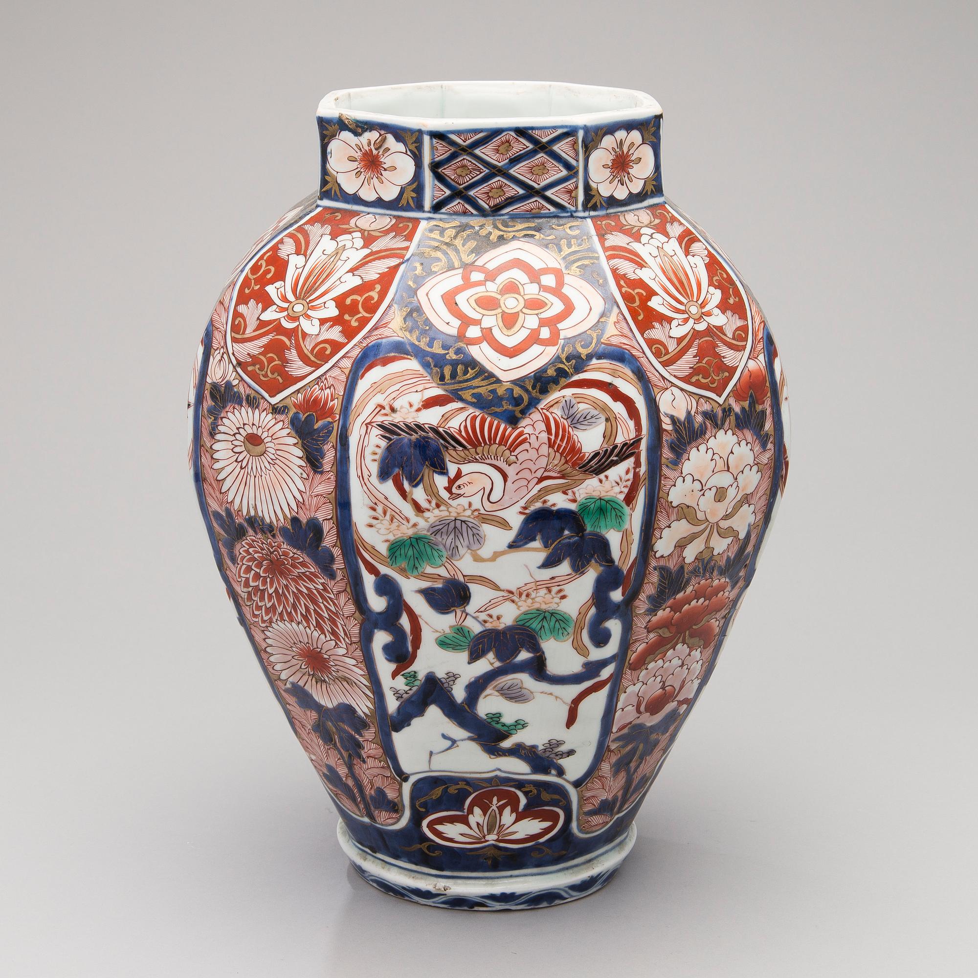 An Imari porcelain urn, from around the turn of the 20th century Japan.