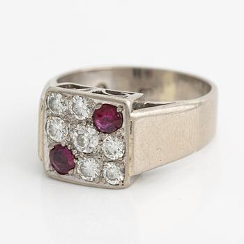 Ring 18K white gold with rubies and brilliant-cut diamonds.